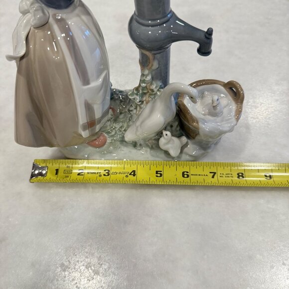 Lladro Figurine Summer on the Farm 5285 Girl at Water Pump with Ducks & Basket - Picture 16 of 16